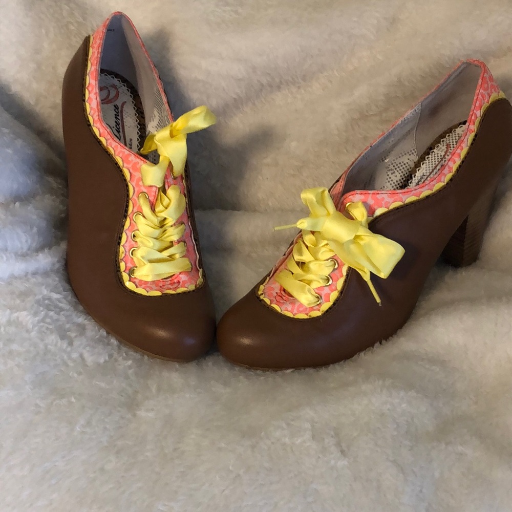 Poetic License coral/yellow Pumps